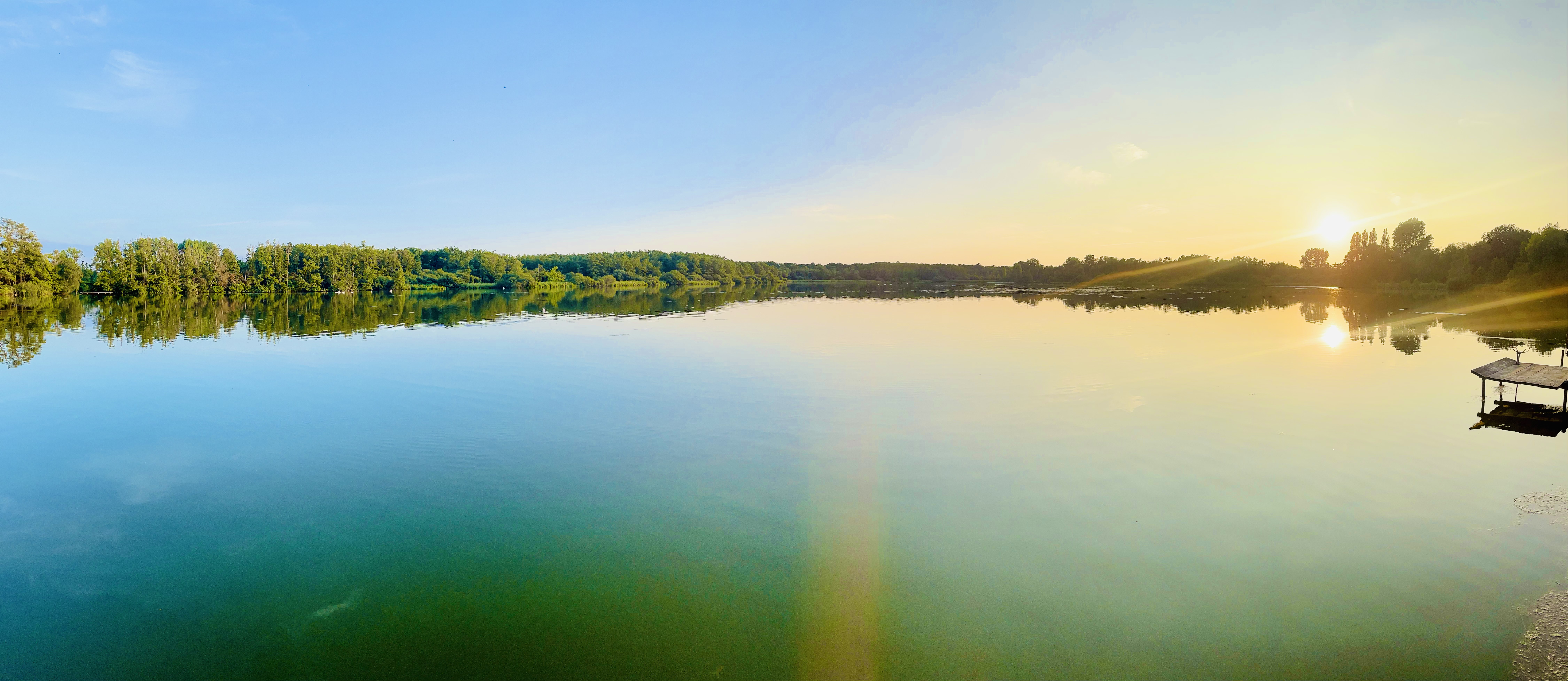 Blick auf Poelvenn mit Angelsteg im Sonnenuntergang