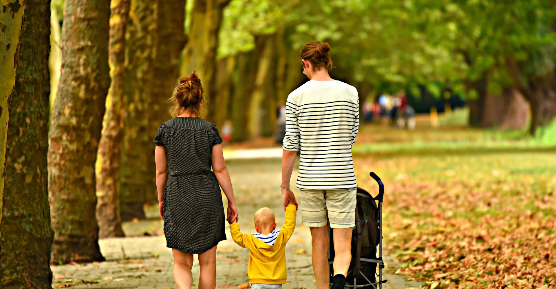 Familie läuft mit Kind