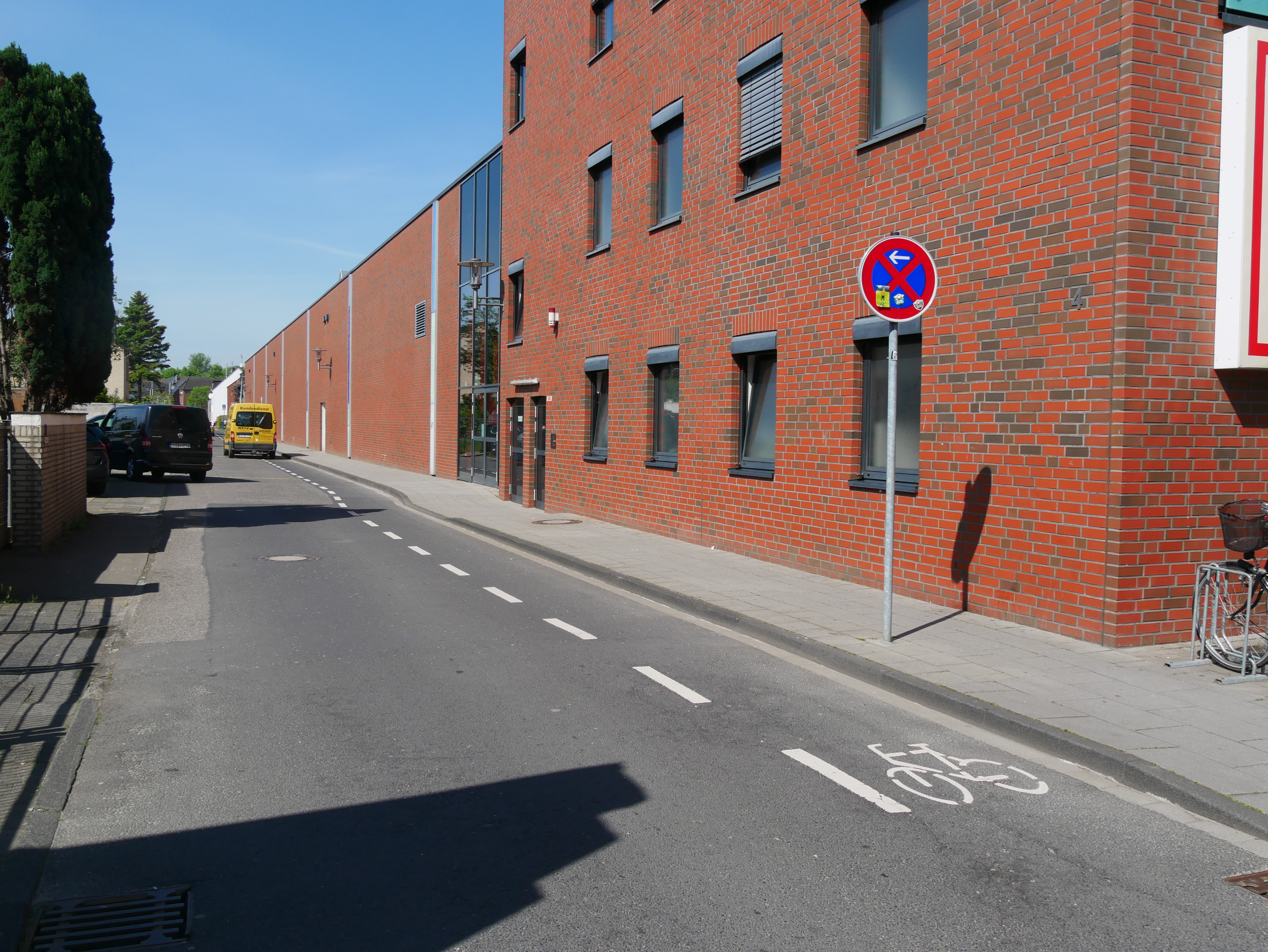 Aufnahme von der Johannes-Cleven-Straße, worauf ein Radschutzstreifen eingerichtet worden ist