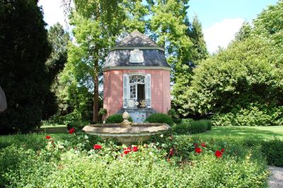 Außenansicht Gartenpavillion inmitten Sommerwiese