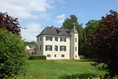 Blick auf Haus Bey im Sonnenschein