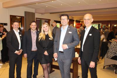 Gruppenbild mit Veranstalter, Sponsor und Referentin