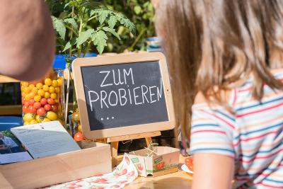 Mädchen schaut sich Marktstand an