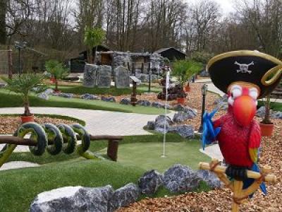 Minigolfanlage mit Piratenfiguren 