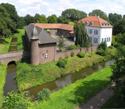 Drohenaufnahme Weyer Kastell mit Burggraben und Herrenhaus