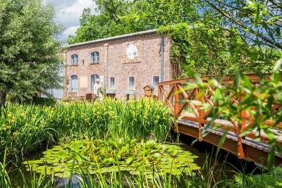 Teich mit Hofgebäude Landschafthof Baerlo