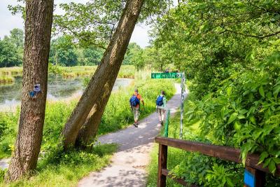 zwei Wanderer auf Wanderweg an der Nette mit Wanderausrüstung
