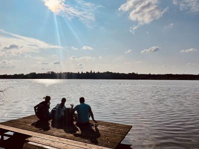 Personen auf Angelsteg am Poelvennsee