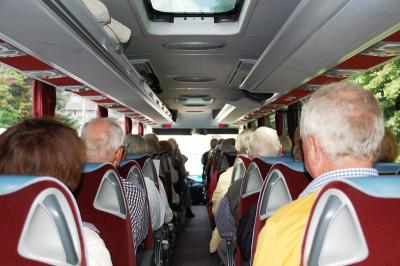 Teilnehmer einer Stadtrundfahrt im Bus sitzend 