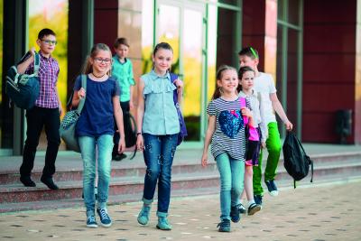 Schüler verlassen eine Schule