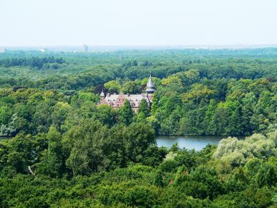 Blick vom Aussichtsturm auf Krickenbecker Seen und Schloss