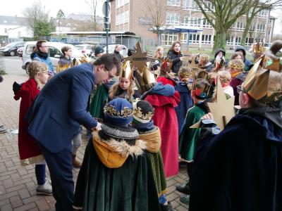Sternsinger eröffnen Sammelaktion am Nettetaler Rathaus 2024