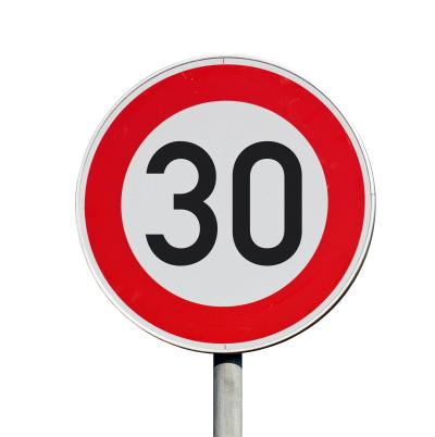 Verkehrszeichen Geschwindigkeitsbegrenzung von 30 km/h