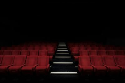 leere Ränge eines Theatersaals