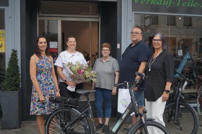1. Raderlebnistag Niederrhein: Hauptgewinnerin freut sich über E-Bike