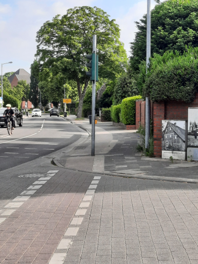 Foto von der Von-Bocholtz-Straße auf die Freiheitsstraße in Fahrtrichtung Kreisverkehr blickend