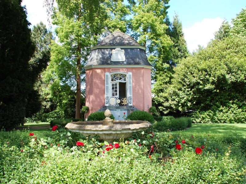 Außenansicht Gartenpavillion inmitten Sommerwiese