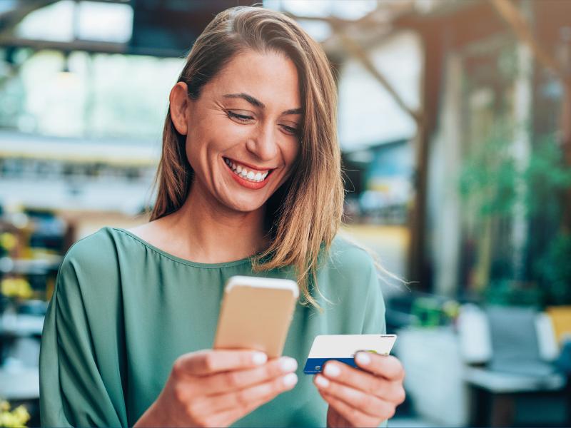 Frau schaut auf Smartphone