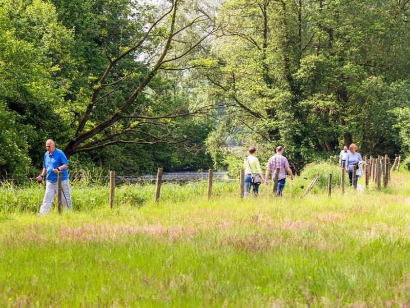 Wanderer auf Wanderweg an der Nette 