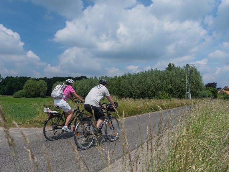 Radfahrer auf Radweg in Hinsbeck