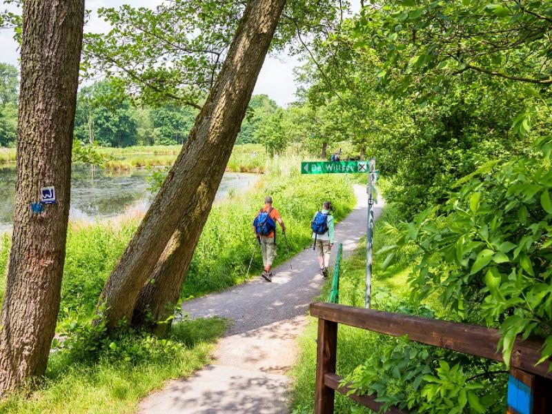 zwei Wanderer auf Wanderweg an der Nette mit Wanderausrüstung 