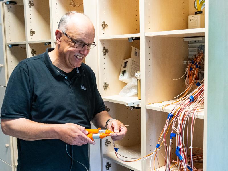 Hausmeister bei Elektroarbeiten