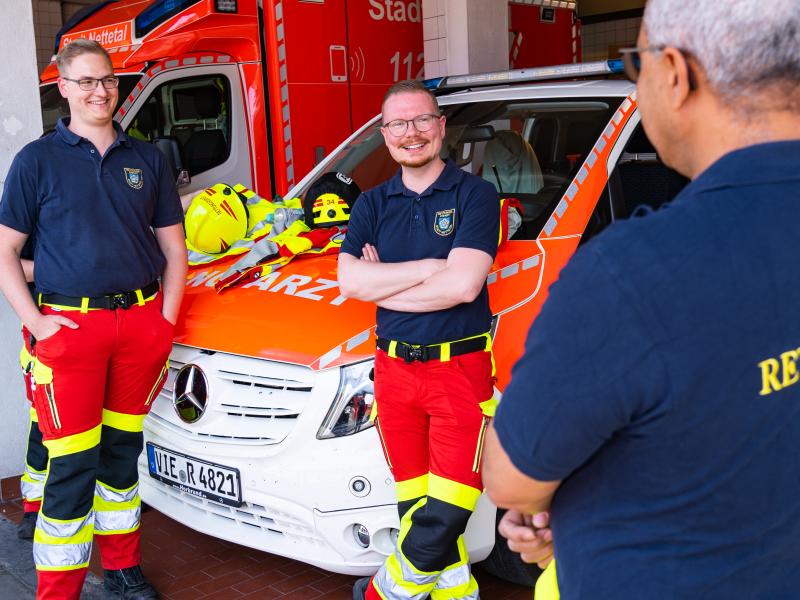 Drei Rettungskräfte in Besprechung