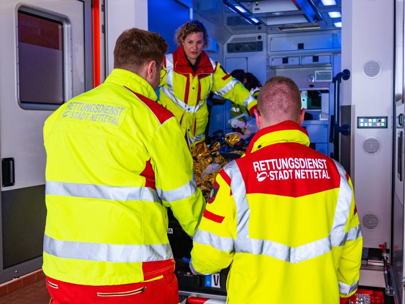 Patiententransport mit drei Rettungskräften