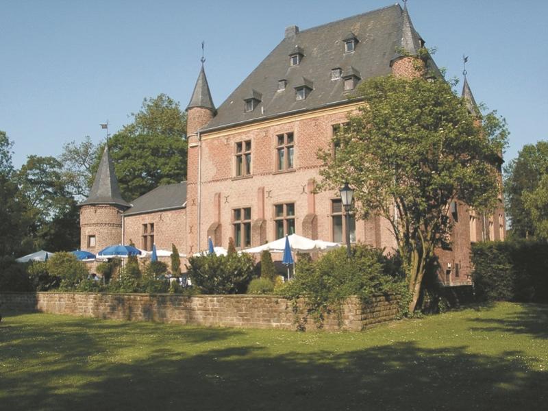 Außenansicht Burg mit Terrasse 