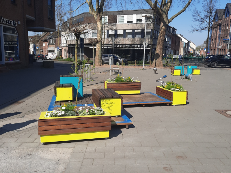 Stadtmobiliar auf der Hochstraße mit Bepflanzung