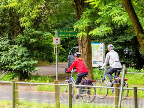 Radfahrer beim Radfahren Nähe Jugendherberge 