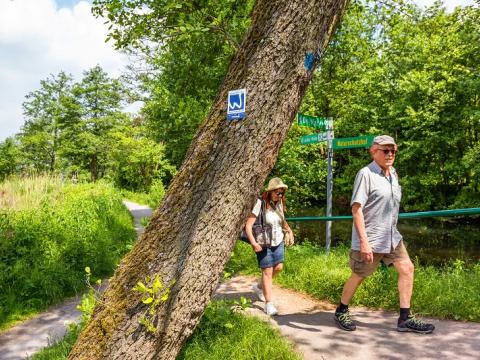 Wanderer auf Wanderweg an der Nette