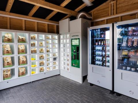Kiosk mit Verkaufsautomaten mit regionalen Produkten vom Bauernhof
