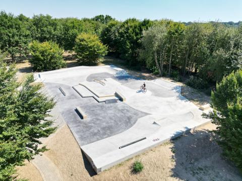 Fahrradfahrer auf Skateanlage