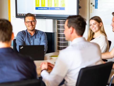 Besprechungssituation mit 5 Personen