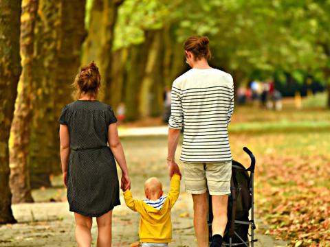 Familie läuft mit Kind