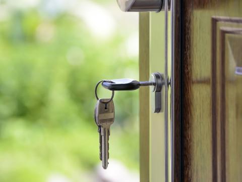 geöffnete Wohnungstür mit steckendem Schlüssel