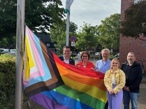 Nettetal zeigt Flagge für Vielfalt und Akzeptanz Regenbogenflagge CSD